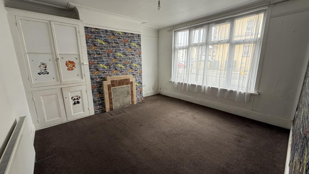 Lot: 167 - VACANT SEMI-DETACHED HOUSE WITH POTENTIAL - Internal image of room 2 from hallway on ground floor